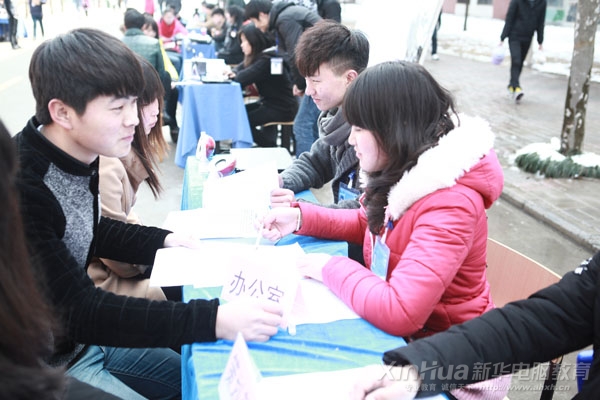 新生正在咨询社团情况