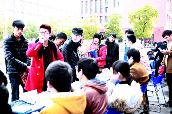 大学生艺术团正在火爆招新