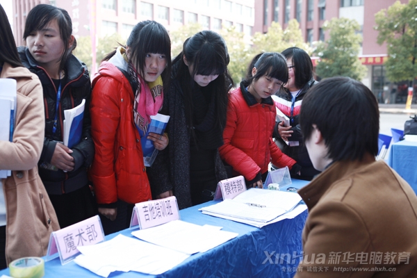 看到大学生艺术团模特部,女孩们有点跃跃欲试了