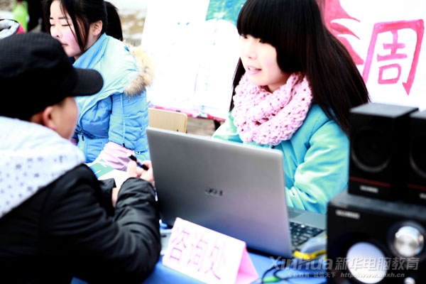 社团成员向咨询新生介绍社团