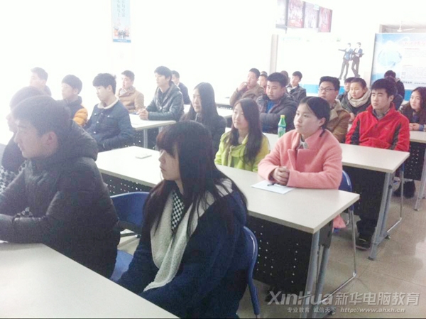 参加应聘的学生正认真听讲