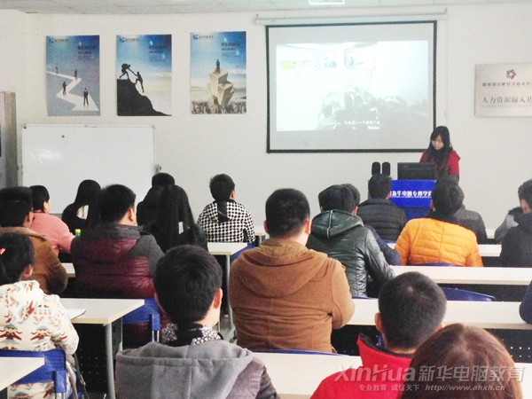 芜湖明达人事负责人张女士正在给应聘的学子播放企业文化