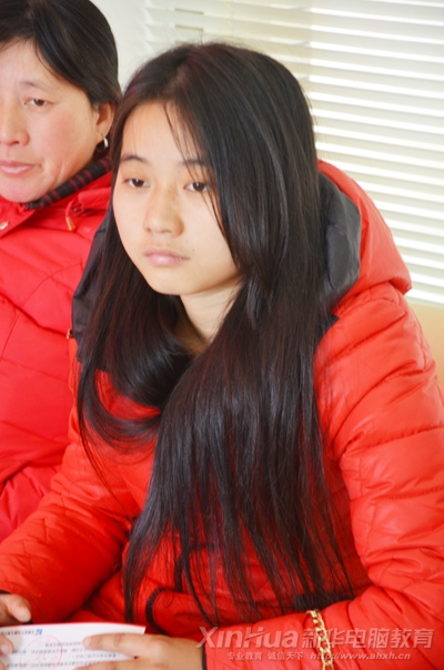 李致兴正在讲述自己来新华的经历