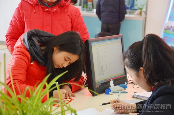 李致兴正在填写入学登记表