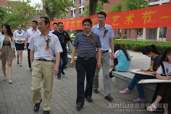 安徽新华电脑专修学院副院长孙礼平及学院其他领导和嘉宾来到现场