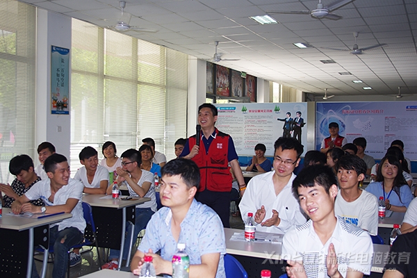 气氛热烈的招聘会现场