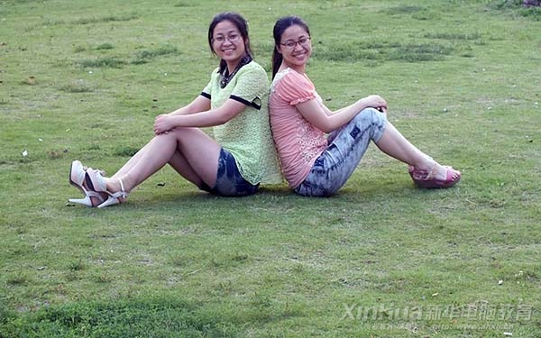 操场上背靠背肩并肩,一起憧憬着未来