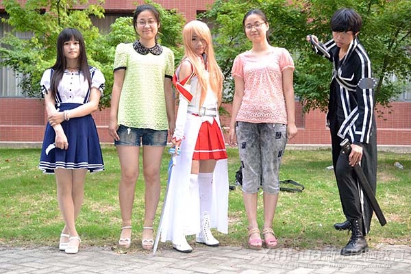 她们积极参与丰富多彩的校园文化生活