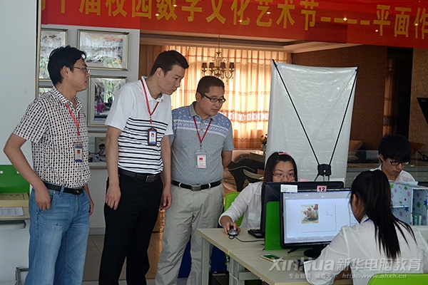 院系领导和老师观看中