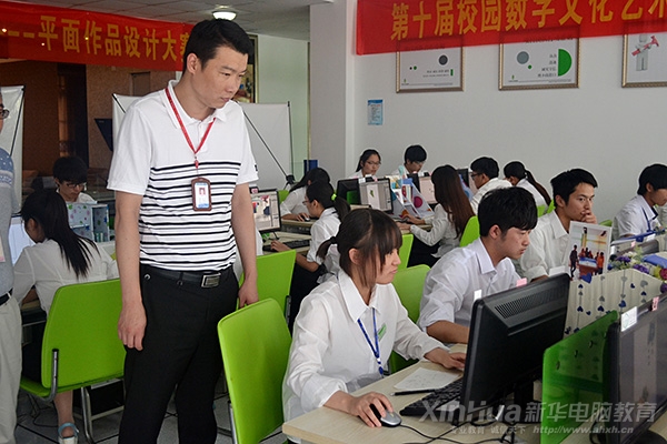 教务处费群主任观看中