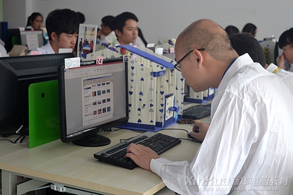 学子正在专注的比赛中