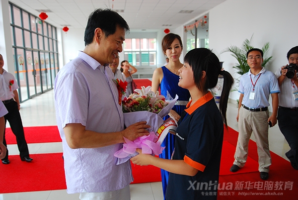 著名表演艺术家濮存昕来到安徽合肥受到安徽新华电脑电脑专修学院师生的热烈欢迎