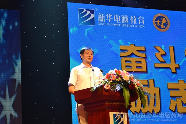 著名表演艺术家濮存昕老师为台下的观众演讲