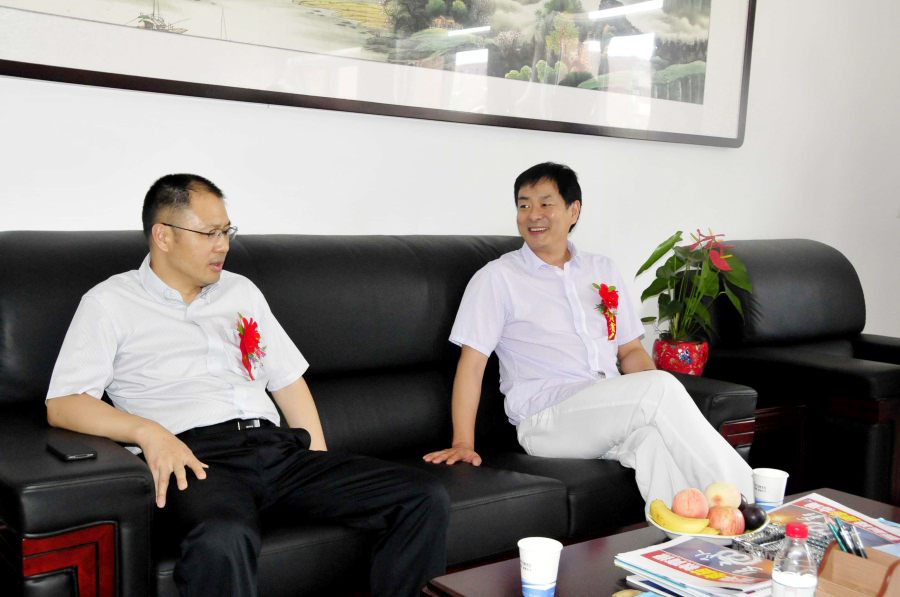 安徽省政协常委,新华教育集团董事长吴俊保与濮存昕愉快交谈