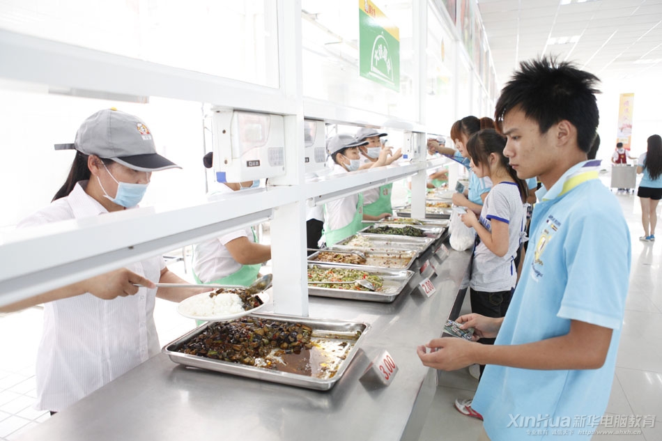 食堂工作人员在给学生打菜